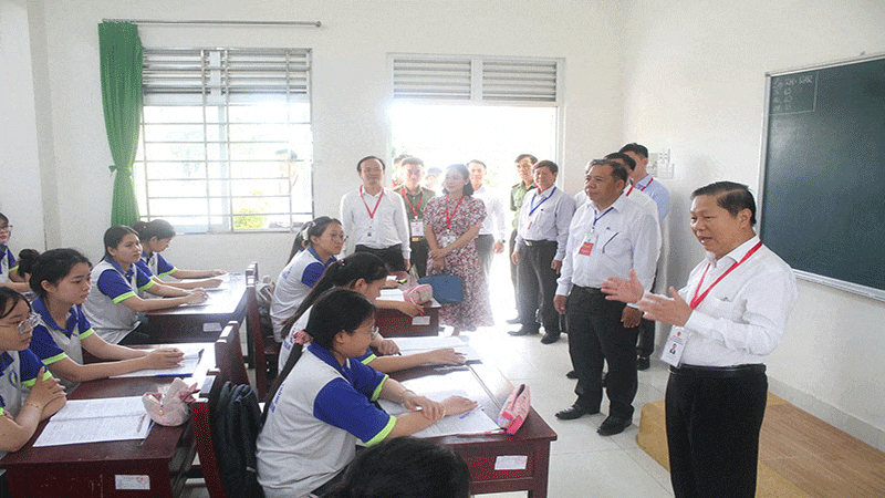 Đoàn kiểm tra đi thực tế tại Trường Trung học phổ thông Thủ Khoa Huân (huyện Chợ Gạo, tỉnh Tiền Giang). anh-4.gif