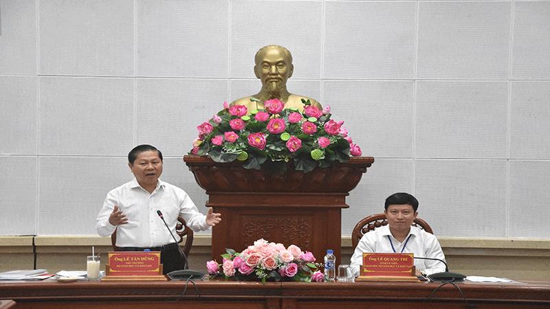 Thứ trưởng Lê Tấn Dũng phát biểu tại buổi làm việc. anh-6.gif