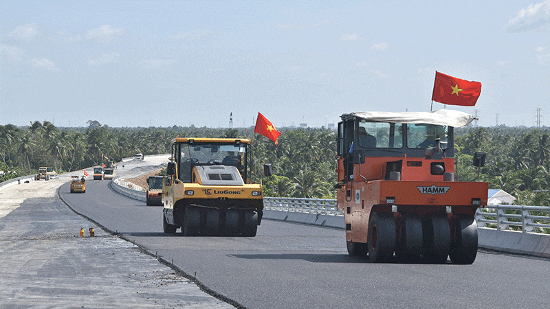 Thảm nhựa nóng phần cầu. anh-5.gif