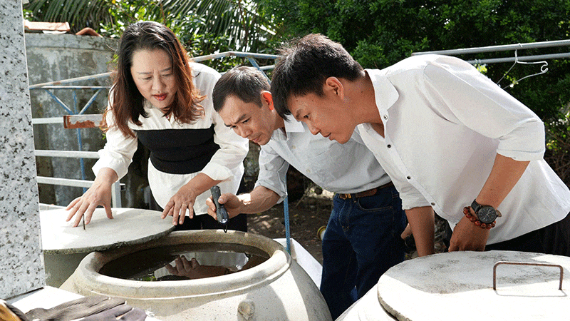 Kiểm tra loăng quăng tại hộ gia đình ở xã An Thạnh Thủy (tỉnh Đồng Tháp). anh-2.gif
