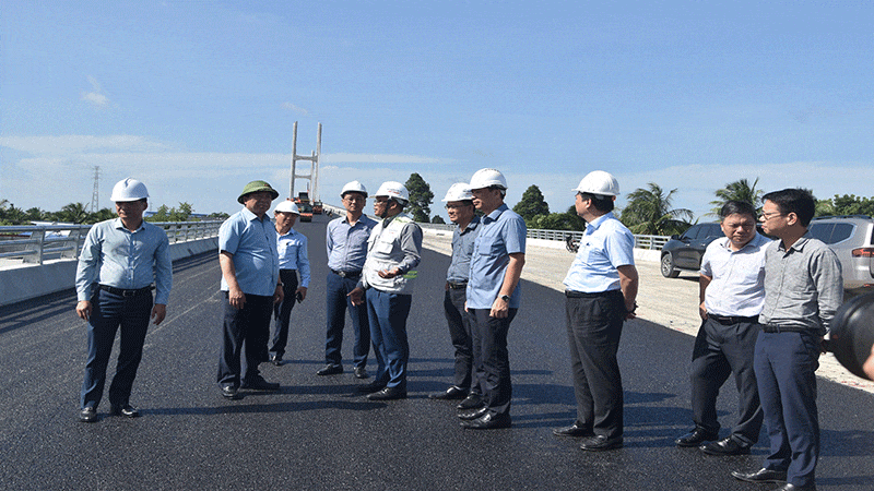 Bộ trưởng Xây dựng Trần Hồng Minh (thứ 2 từ trái sang) trao đổi với chủ đầu tư và đơn vị thi công tại công trường. anh-2.gif