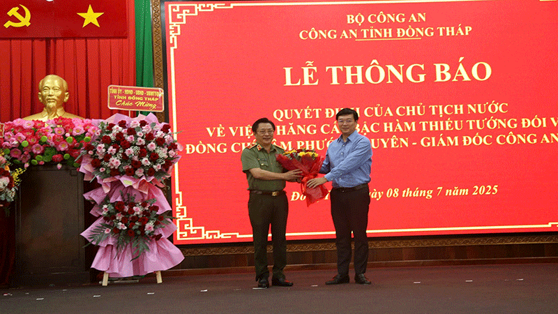 Đồng chí Lê Quốc Phong tặng hoa chúc mừng Thiếu tướng Lâm Phước Nguyên.