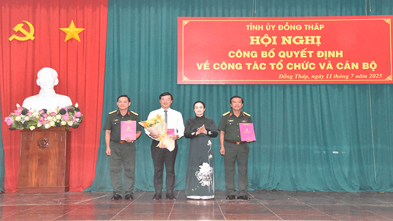 Trao quyết định chỉ định Bí thư, Phó Bí thư Đảng bộ Quân sự tỉnh Đồng Tháp. anh-4.gif
