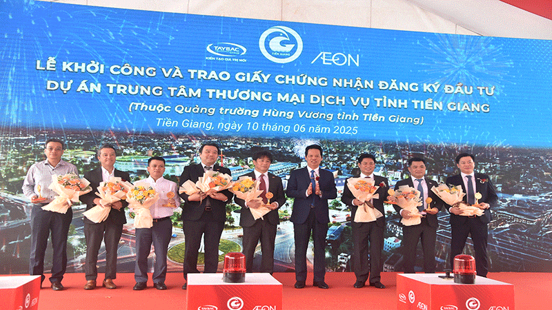 Phó Chủ tịch Ủy ban nhân dân tỉnh Tiền Giang Nguyễn Thành Diệu trao hoa cảm ơn các nhà đầu tư. anh-2.gif
