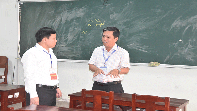 Giám đốc Sở Giáo dục và Đào tạo tỉnh Tiền Giang Lê Quang Trí (bên trái) kiểm tra cơ sở vật chất chuẩn bị cho kỳ thi tại Trường Trung học phổ thông Nguyễn Đình Chiểu (thành phố Mỹ Tho, tỉnh Tiền Giang). anh-5.gif