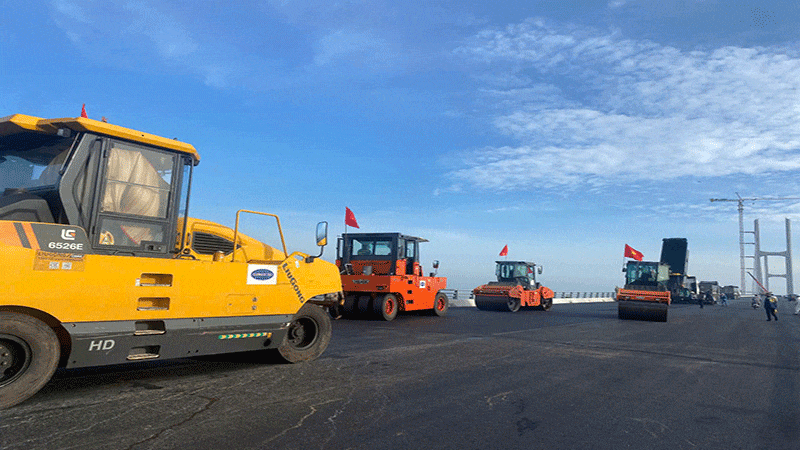 Dự án đang thảm nhựa bê-tông đường dẫn lên cầu Rạch Miễu 2. anh-1.gif