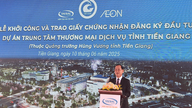 Chủ tịch Ủy ban nhân dân tỉnh Tiền Giang Nguyễn Văn Vĩnh phát biểu tại buổi lễ. anh-1.gif