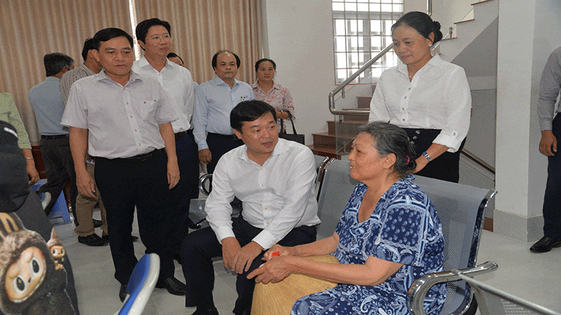 Đồng chí Lê Quốc Phong trao đổi với người dân đến làm thủ tục tại Trung tâm phục vụ hành chính công phường Mỹ Tho.