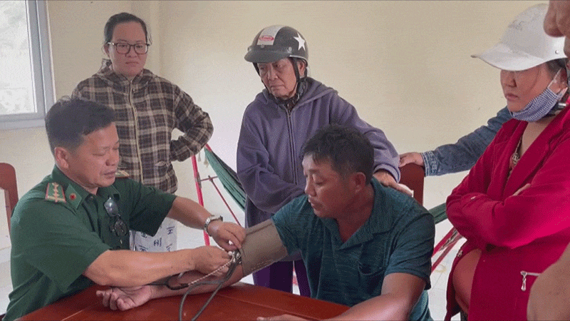 Quân y kiểm tra sức khỏe cho ông Nguyễn Thanh Sang. anh-cuu-ho.gif