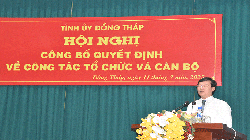 Đồng chí Lê Quốc Phong, Ủy viên Trung ương Đảng, Bí thư Tỉnh ủy, Trưởng Đoàn đại biểu Quốc hội đơn vị tỉnh Đồng Tháp phát biểu chỉ đạo tại hội nghị. anh-35.gif