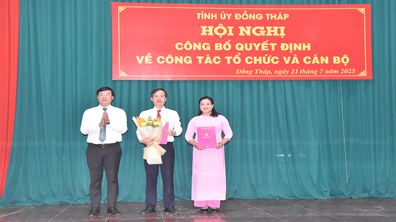 Trao quyết định chỉ định Bí thư, Phó Bí thư Đảng bộ Ủy ban nhân dân tỉnh Đồng Tháp. anh-2.gif