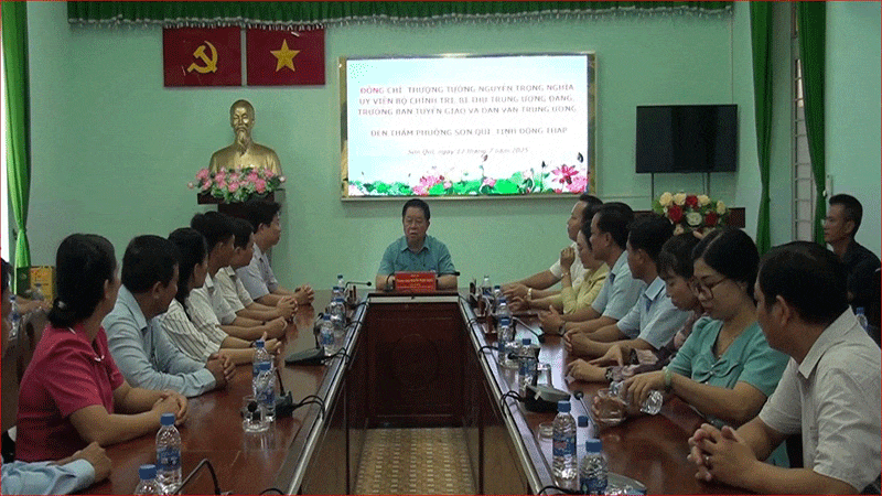 Đồng chí Nguyễn Trọng Nghĩa đến thăm và làm việc với cán bộ phường Sơn Qui, tỉnh Đồng Tháp. anh-4-1989.gif