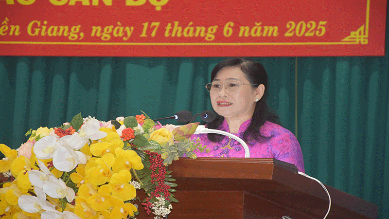 Đồng chí Châu Thị Mỹ Phương phát biểu nhận nhiệm vụ. anh-5.gif