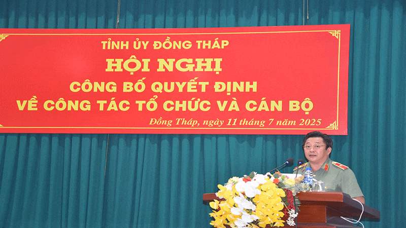 Thiếu tướng Lâm Phước Nguyên, Bí thư Đảng bộ, Giám đốc Công an tỉnh Đồng Tháp phát biểu tại hội nghị. anh-6.gif