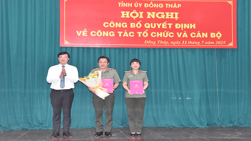 Trao quyết định chỉ định Bí thư, Phó Bí thư Đảng bộ Công an tỉnh Đồng Tháp. anh-3.gif