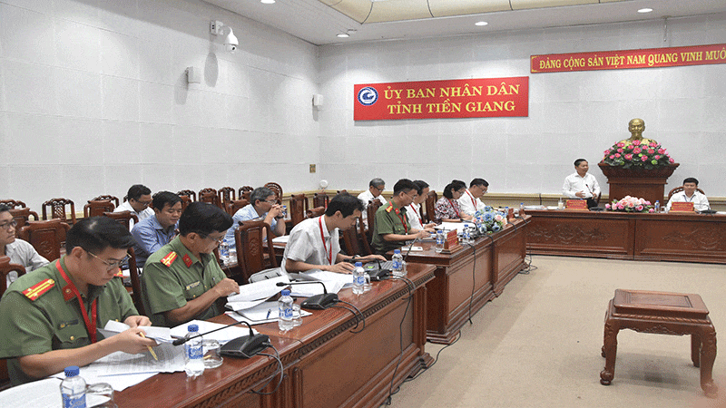 Các thành viên Đoàn kiểm tra số 2 của Bộ Giáo dục và Đào tạo làm việc với tỉnh Tiền Giang. anh-8.gif