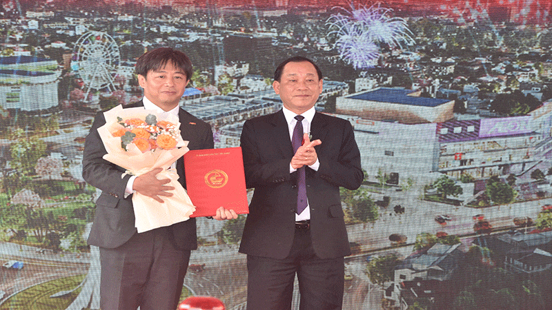 Trao giấy chứng nhận đăng ký đầu tư cho Công ty Trách nhiệm hữu hạn AEON Việt Nam. dsc-0547.gif