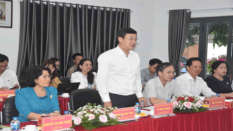 Đồng chí Lê Quốc Phong phát biểu tại buổi làm việc với Công ty trách nhiệm hữu hạn phát triển Khu công nghiệp Long Giang. anh-4-8798.gif