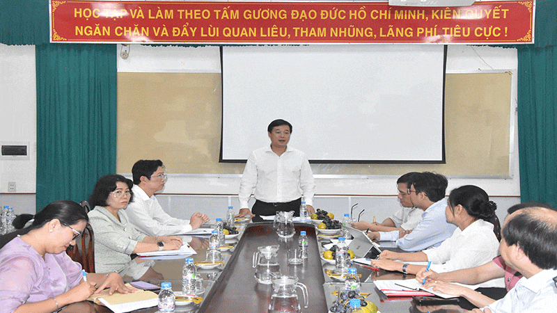 Đồng chí Lê Quốc Phong phát biểu tại buổi làm việc. anh-8.gif