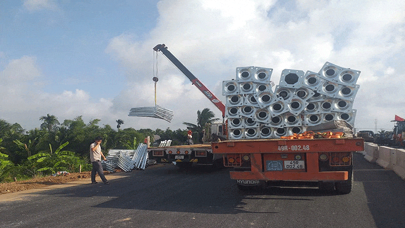 Cột đèn chiếu sáng được huy động để tiến hành lắp đặt. anh-3.gif