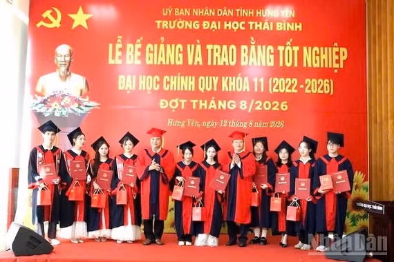 Niềm vui của các tân cử nhân ngày nhận bằng tốt nghiệp.