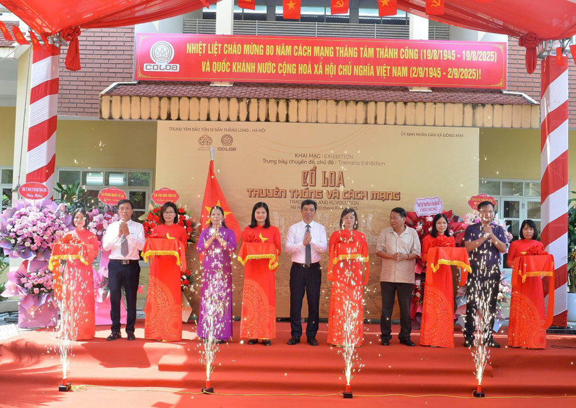 Các đại biểu thực hiện nghi thức cắt băng, chính thức mở cửa trưng bày chủ đề "Cổ Loa – Truyền thống và cách mạng"