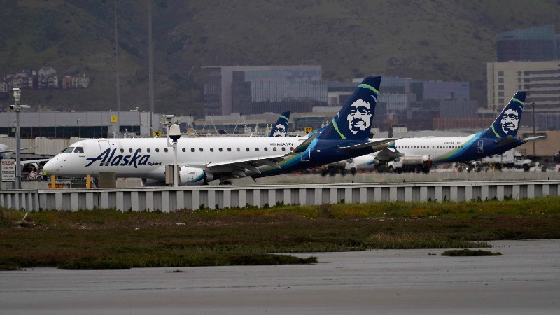 Máy bay của hãng hàng không Alaska Airlines tại sân bay San Francisco, Mỹ. (Ảnh: THX/TTXVN)