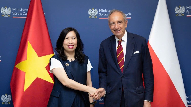 Thứ trưởng Ngoại giao Lê Thị Thu Hằng và Quốc vụ Khanh Bộ Ngoại giao Ba Lan Władysław Teofil Bartoszewski. (Ảnh: BNG)
