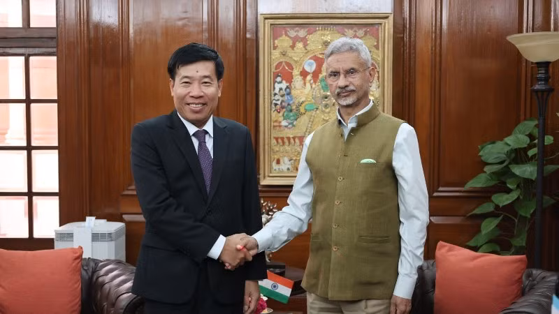 Thứ trưởng Ngoại giao Nguyễn Mạnh Cường cùng Thứ trưởng Ngoại giao Ấn Độ Periasamy Kumaran. (Ảnh: BNG)