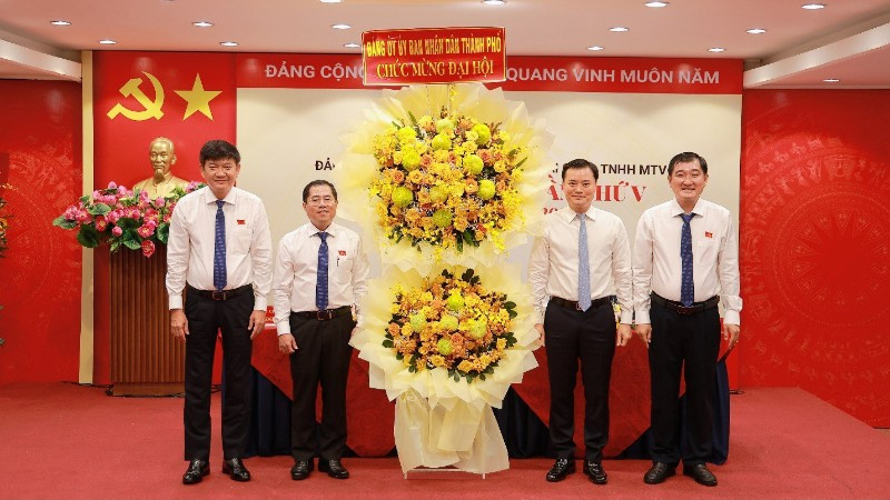 Đồng chí Bùi Xuân Cường, Thành ủy viên, Phó Chủ tịch Ủy ban nhân dân Thành phố Hồ Chí Minh dự và chúc mừng Đại hội. 