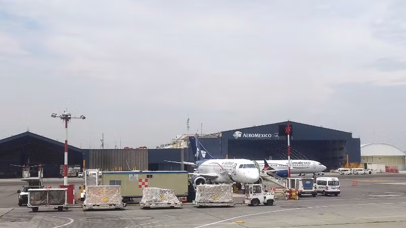 Máy bay của Hãng hàng không Aeromexico dừng đỗ tại Sân bay Quốc tế Thủ đô Mexico City, Mexico. (Ảnh: Phi Hùng - PV TTXVN tại Mexico)