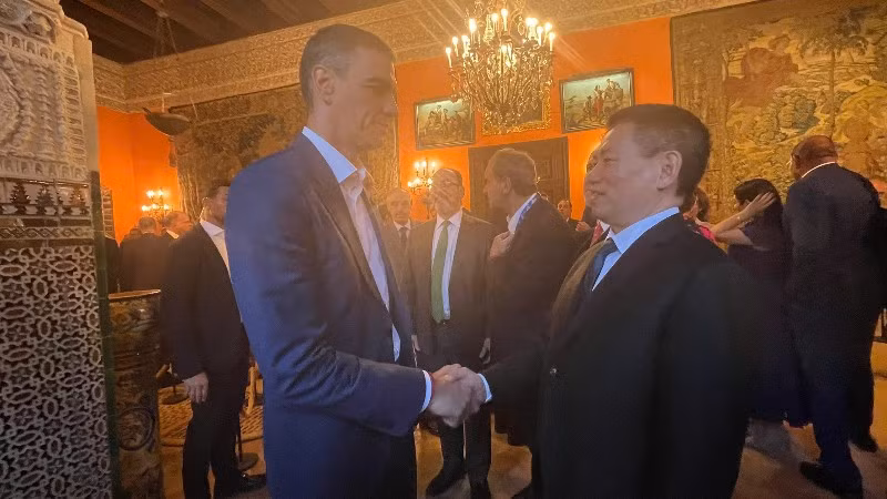 Phó Thủ tướng Chính phủ Hồ Đức Phớc gặp Thủ tướng Tây Ban Nha. (Ảnh: BNG)