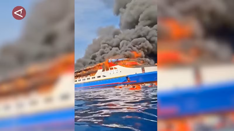Ảnh chụp màn hình video ghi lại vụ cháy xảy ra trên tàu chở khách KM Barcelona V. (Nguồn: Farah Khadija/Arif Prada/Nanien Yuniar/Antara)