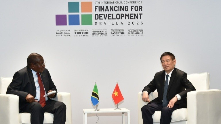 Phó Thủ tướng Chính phủ Hồ Đức Phớc gặp Phó Tổng thống Tanzania Philip Isdor Mpango. (Ảnh: Bộ Ngoại giao)