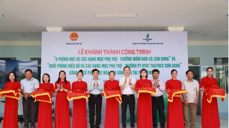 Các đại biểu thực hiện nghi thức cắt băng khánh thành công trình.