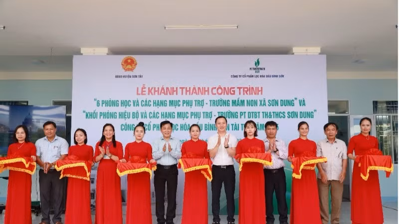 Các đại biểu thực hiện nghi thức cắt băng khánh thành công trình.