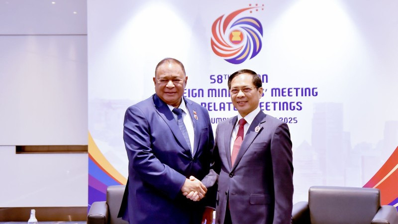 Phó Thủ tướng, Bộ trưởng Ngoại giao Bùi Thanh Sơn gặp Bộ trưởng Ngoại giao và Hợp tác Timor Leste Bendito dos Santos Freitas. (Ảnh: BNG)