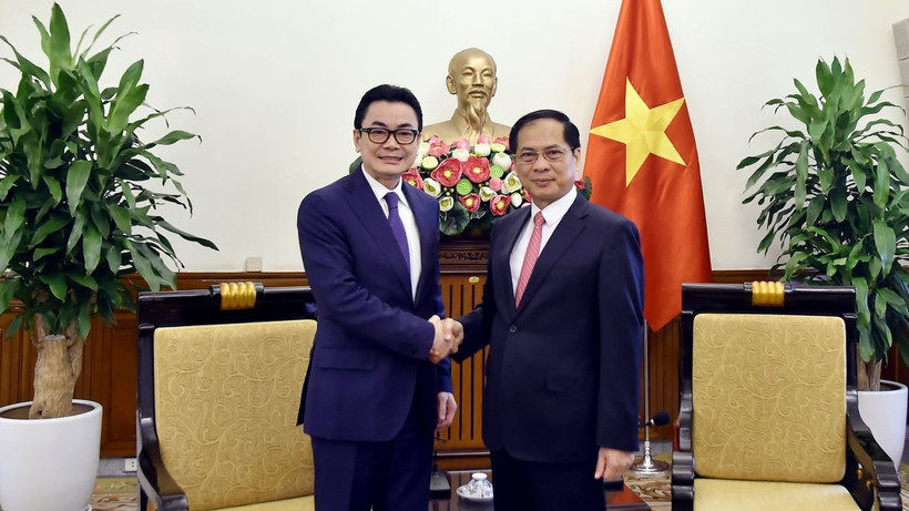 Phó Thủ tướng, Bộ trưởng Bùi Thanh Sơn và Quốc vụ khanh Campuchia Ung Rachana. (Ảnh: BNG)