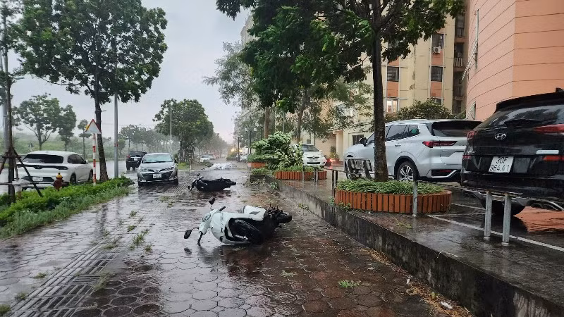 Phương tiện giao thông bị quật đổ do gió mạnh tại khu vực Cổ Nhuế. 