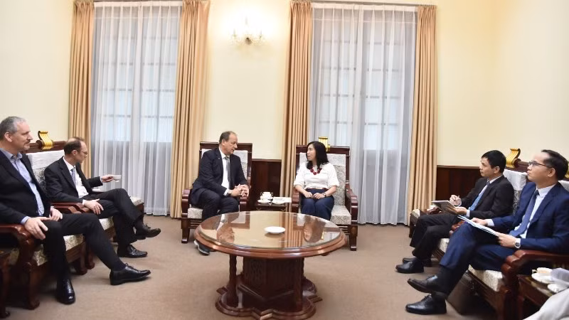 Thứ trưởng Ngoại giao Lê Thị Thu Hằng tiếp Chủ tịch kiêm Tổng Giám đốc Công ty năng lượng Jadestone (Vương quốc Anh) Thomas Mitchell Little. (Ảnh: BNG)