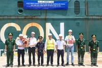 Ban Giám đốc Cảng quốc tế Trung Nam-Cà Ná, Bộ đội Biên phòng và chính quyền địa phương đón, tặng hoa chúc mừng thủy thủ đoàn của tàu ESHIP 1 khi cập cảng.