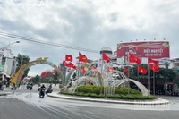 Trên trục đường Thống Nhất, khu vực trung tâm phường Phan Rang (Khánh Hòa) trang hoàng lộng lẫy cờ Đảng, cờ Tổ quốc, tạo nên không khí trang trọng, rộn ràng và đầy khí thế chào mừng Đại hội đại biểu toàn quốc lần thứ XIV của Đảng. (Ảnh: NGUYỄN TRUNG)