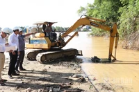 Công ty trách nhiệm hữu hạn một thành viên Khai thác công trình thủy lợi Ninh Thuận (Khánh Hòa) huy động nhân lực, máy móc khẩn trương nạo vét, thông cống lấy nước tại đập Lâm Cấm, phường Đô Vinh. (Ảnh: NGUYỄN TRUNG)