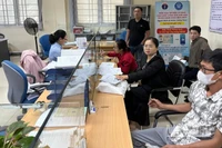 Người dân đến liên hệ, tìm hiểu các chính sách về bảo hiểm xã hội tại các cơ sở trên địa bàn tỉnh Khánh Hòa. (Ảnh: NGUYỄN TRUNG)