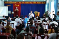 Quang cảnh buổi khảo sát và lấy ý kiến người dân. (Ảnh: NGUYỄN TRUNG)