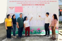 Cử tri khu vực bỏ phiếu số 10 phường Phan Rang (Khánh Hòa) xem niêm yết danh sách cử tri và danh sách ứng cử viên Đại biểu Quốc hội và Đại biểu Hội đồng nhân dân các cấp, nhiệm kỳ 2026-2031. (Ảnh: NGUYỄN TRUNG)