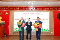 Bí thư Tỉnh ủy Nghiêm Xuân Thành trao quyết định cho đồng chí Lương Đức Hải và đồng chí Võ Hoàn Hải. (Ảnh: VŨ TÂN)