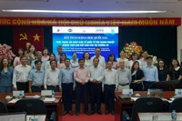 Đại biểu tham dự hội thảo chụp ảnh lưu niệm.