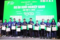 Ban tổ chức trao quà cho các đại diện dự án tham gia cuộc thi.