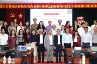 Các đại biểu tham dự Hội thảo chụp ảnh lưu niệm.